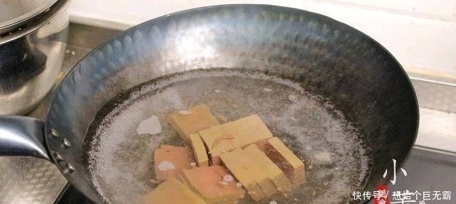  加上|一把韭菜和一块鸭血。如果再加上这一步，鸭血就不会散了