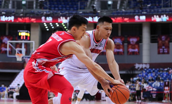 青岛队|易建联25+5受伤离场，广东轻取青岛进半决赛，胡明轩又被“教育”