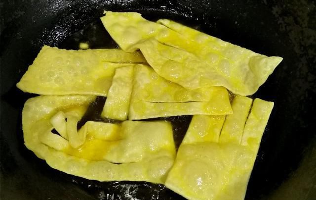 火腿肠|家庭版杂粮煎饼的好吃做法，酥脆可口，比外面买的还好吃。