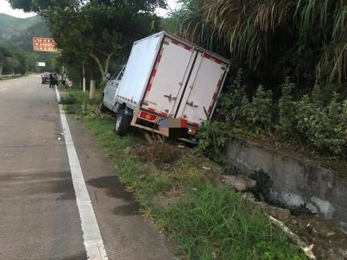  连夜|刚上岸的梭子蟹多少鲜啊！男子连夜开车上码头抢购，车撞了