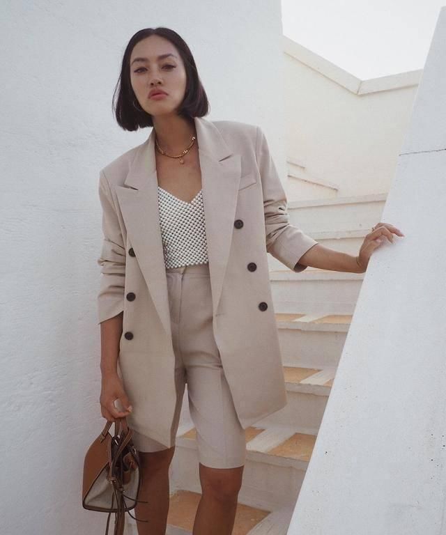 长裤|穿西装别再搭长裤了，女明星都搭配这4条短裤，时尚有范超显腿长