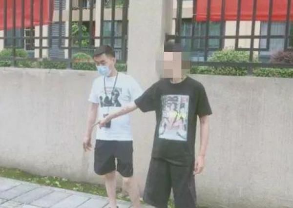 电瓶车|姑娘穿热裤出门遛狗，电瓶车开过，尴尬的一幕发生了！