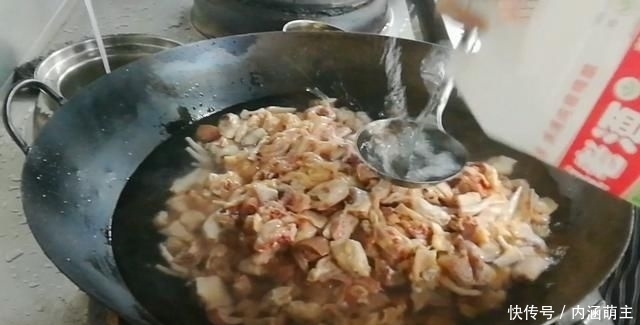 烧鸡|淮扬菜大厨改良员工餐将香菇烧鸡这么做,鲜香微辣,开胃下饭