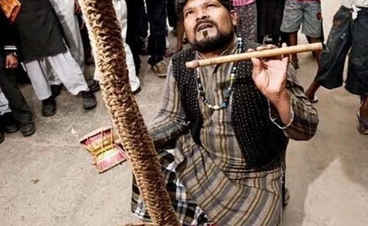  无人|印度“通天绳”魔术, 人顺着绳子攀爬消失在云雾中, 至今无人看穿