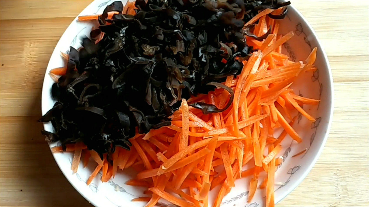 做成|入秋后,多吃点西葫芦,做成馅饼真香,做法简单,出锅皮软馅香