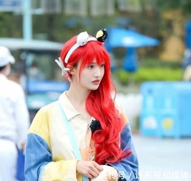 手机|郑爽上节目遭吐槽,玩游戏作弊,喝水作假,即使录节目手机都不离手