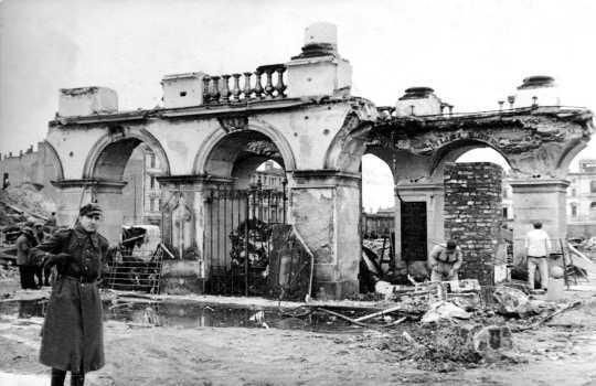 苏军|人们记得卡廷森林的枯骨，却忘了4万苏军官兵再也没离开波兰