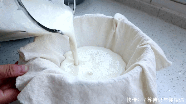 放心|腐竹不用买,1斤黄豆1口锅就能做,豆香浓郁又筋道,家人放心吃