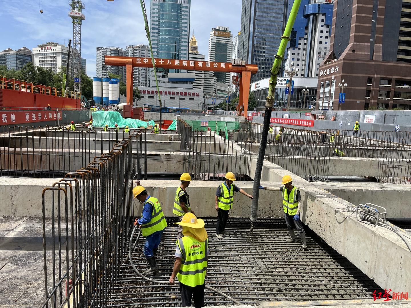 成都首个四线换乘地铁车站骡马市站主体结构封顶