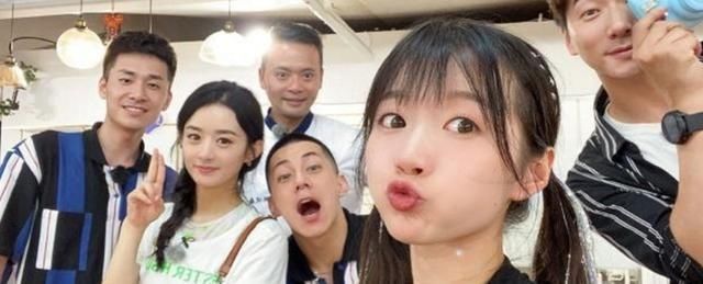  神色|《中餐厅》杀青，赵丽颖合照微笑难掩倦容，疲惫神色惹粉丝心疼