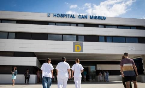 坠落|英47岁女子梦游从18米阳台坠落,身上多处骨折,但奇迹生还