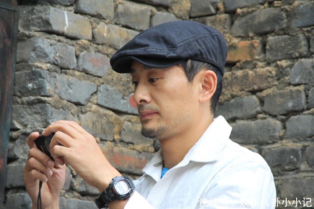  现状|伪装成农民歌手一夜爆红，从年入千万到软饭男，如今现状让人感慨