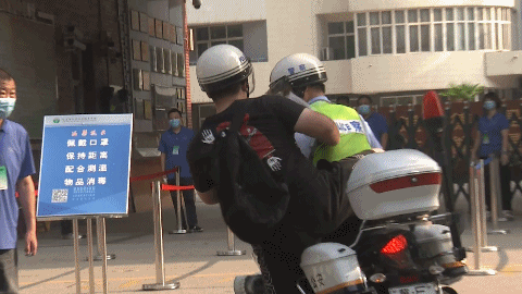  老师|高考第一天，监考老师上热搜！网友：忘带准考证的学生长大了……