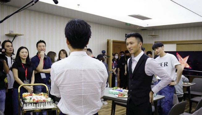  谢霆锋|李荣浩调侃谢霆锋：和王菲谁挣的钱多？谢霆锋幽默回复显情商