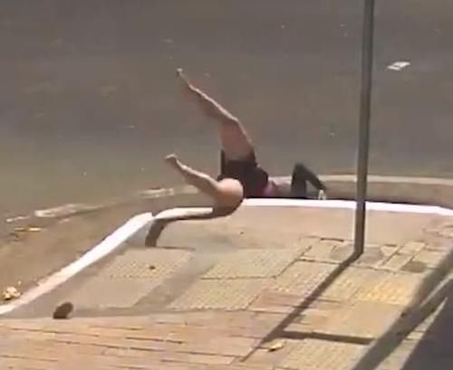  竟然|倒霉X2！女司机骑电动车被撞飞后，竟然咕噜咕噜滚进了下水道！