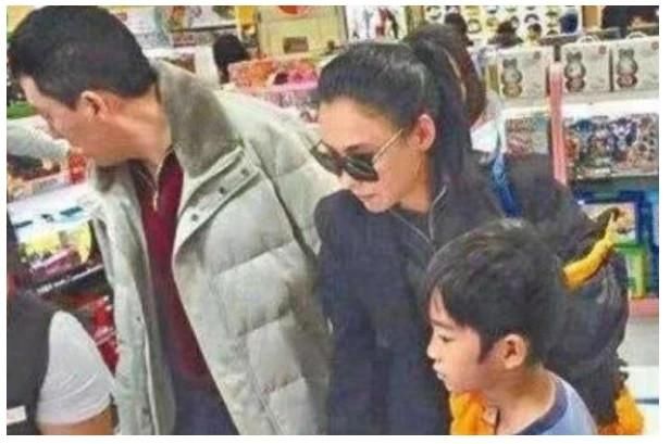  再婚|40岁张柏芝秘密再婚？二儿子想完美复刻妈妈，竟意外暴露她的婚戒