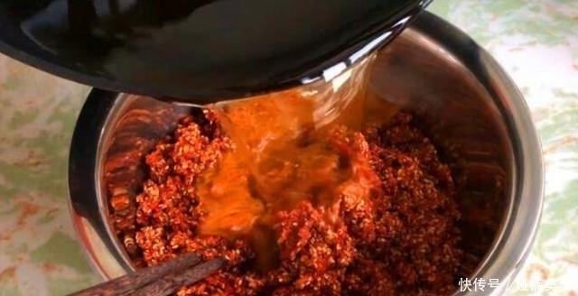 热油|炸辣椒油,只浇热油就“废”了,多加这1步,辣油香辣红亮特解馋