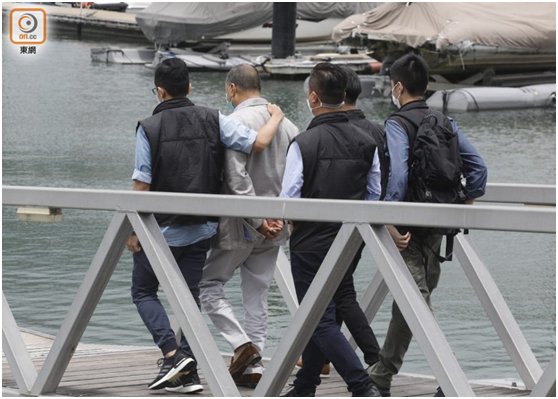 手铐|现场曝光！黎智英被押往搜证，双手戴手铐、多名警员押解，有人痛斥“世纪大汉奸”