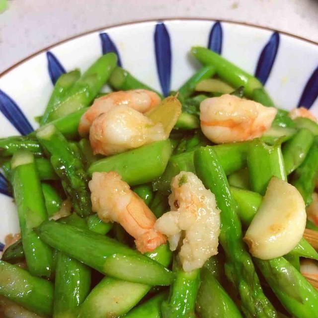  虾仁|芦笋炒虾仁的家常做法，清淡鲜香，虾肉滑嫩，出锅好看又好吃