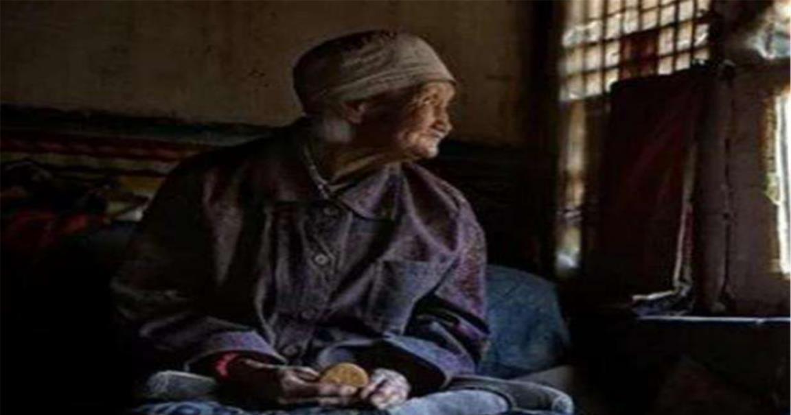 银行|99岁老人天天吃咸菜度日，死后家中发现百万遗产，银行清点3小时