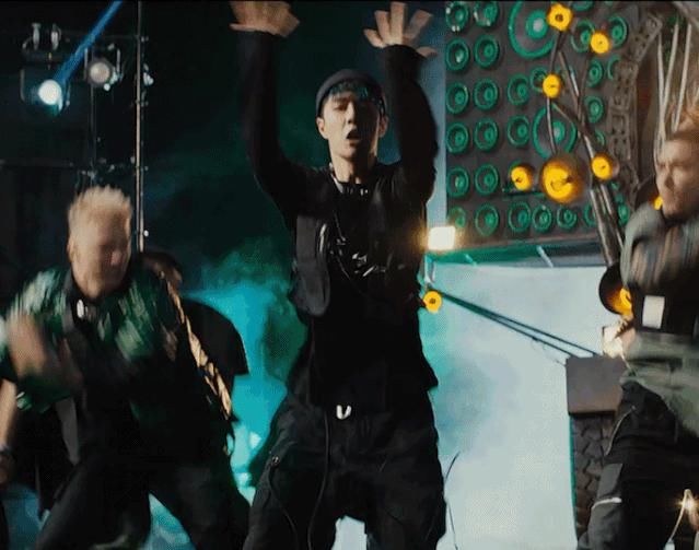  终于|买了张站票上台看《天天向上》的王一博，终于来到自己的街舞主场