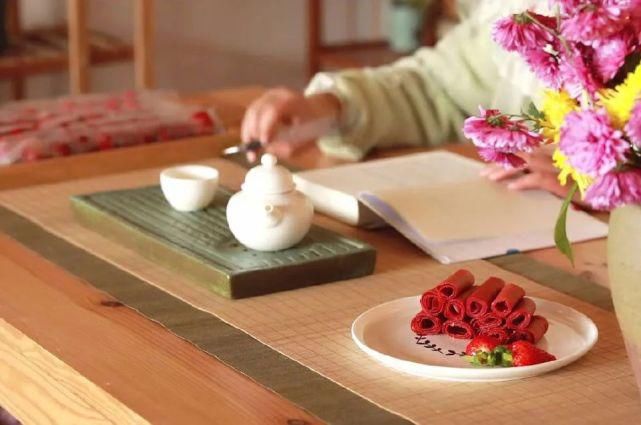  李子|她用3年时间爆改老宅，把荒地变花海：原来除了李子柒，我们还有另一种田园牧歌