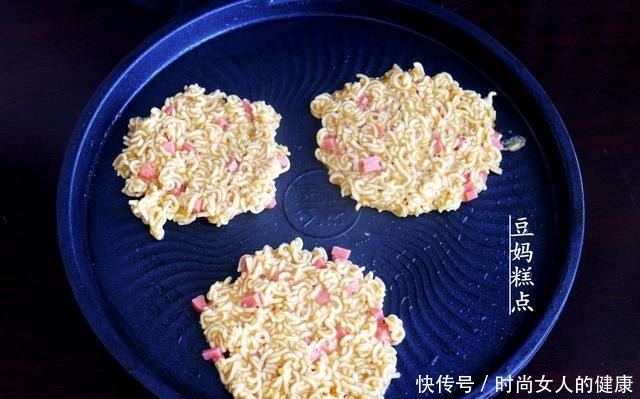 吃法|何炅老师分享的,方便面新吃法,简单好吃,给家人换换口味