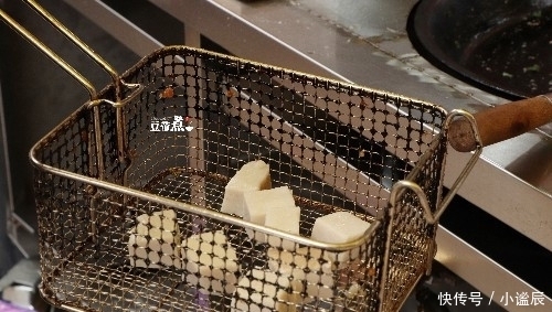  排到|藏身拐角巷弄，一家小破店，只卖两种吃的，排队都排到大街上去了