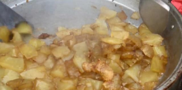 双庙凉粉|夫妻小镇上卖“炒果冻”,每天限量200碗,常有人驱车10里来排队