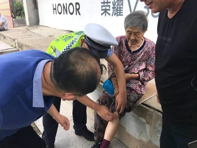 告诉|路人摔倒扶不扶?昌图两名90后辅警用实际行动告诉你