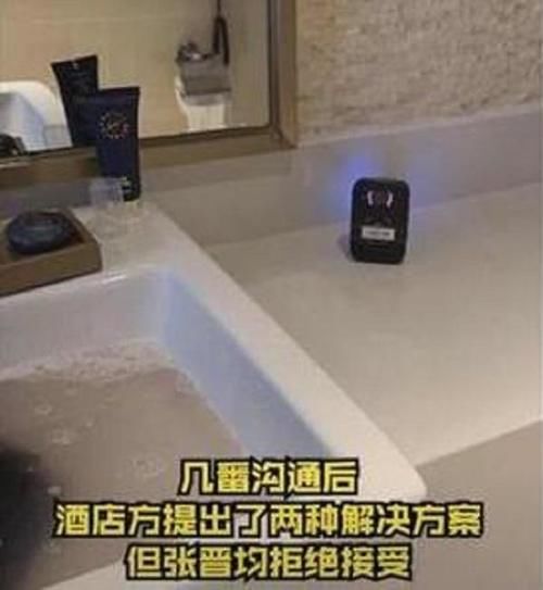  洗澡|5星酒店浴室出现摄像头！夫妻洗澡被拍，直言：赔5万精神损失费