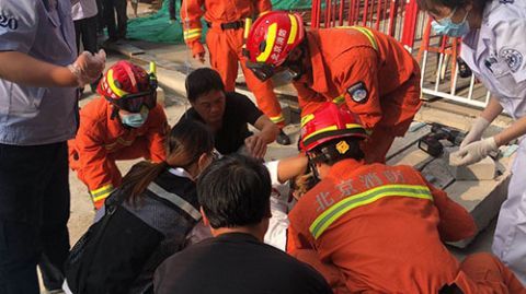  这件|危急！3米钢管高空掉落插入工人肩膀，消防员先做了这件事……