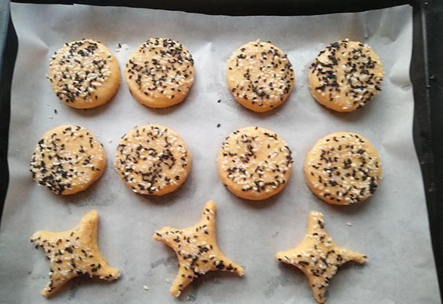 面粉|入秋,这菜正实惠的时候,9毛一斤,和点面粉做酥饼,吃起来特香