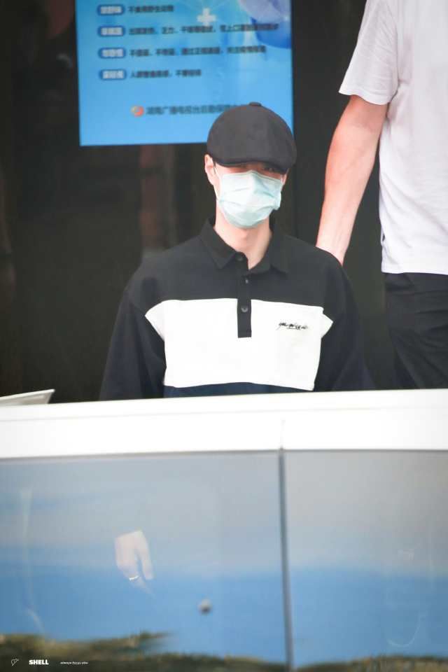  狙击|王一博结束《天天向上》录制下班 来自靓仔的心动狙击注视