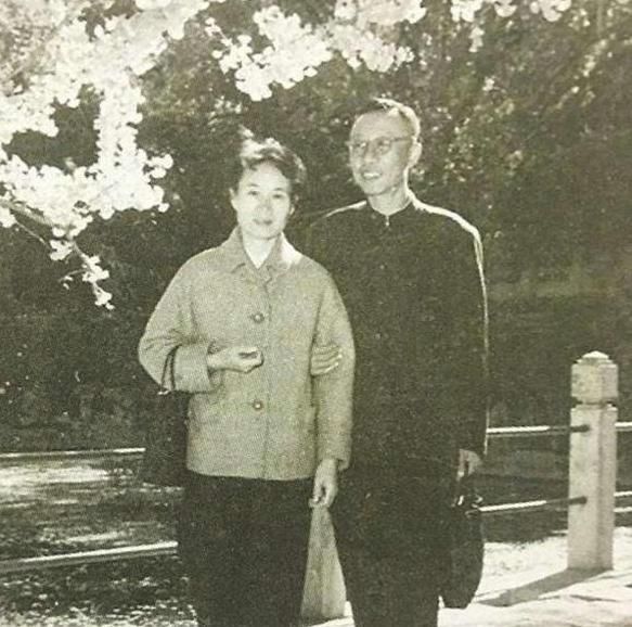 去世|溥仪61岁时因患尿毒症去世，临死前久久不肯咽气，遗言令人心疼