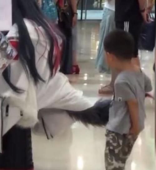  商场|男孩在商场对一条“尾巴”耿耿于怀，摸了又摸的举动太可爱：懵了