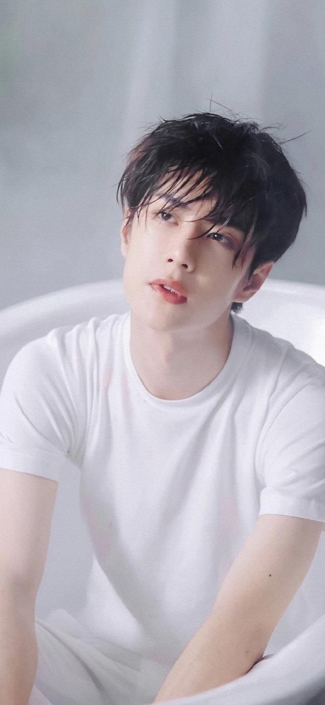  爱豆|每日爱豆 王一博 叫我酷盖 摩托车才是我的老婆