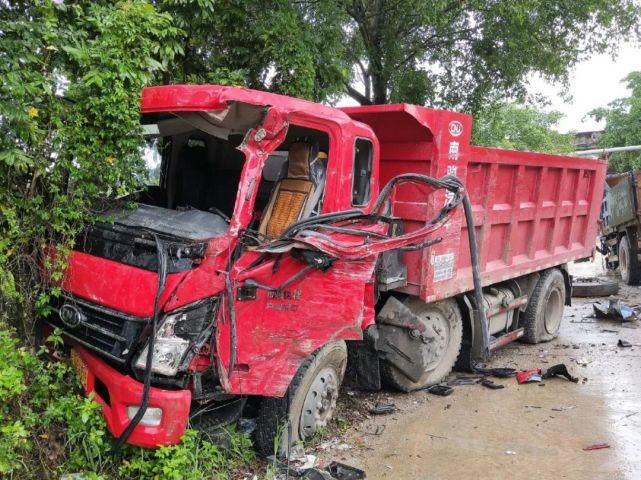  车祸|【今早车祸】两辆货车相撞，两司机被困驾驶室中…