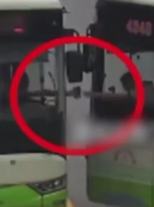 停车|“榔”的诱惑?!两名公交司机在路中间停车,递了一包槟榔