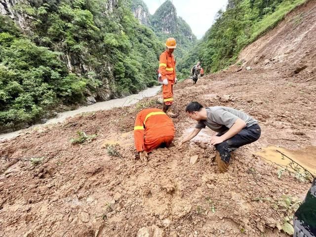 突降暴雨！宜昌兴山消防赶赴一线抢险救灾