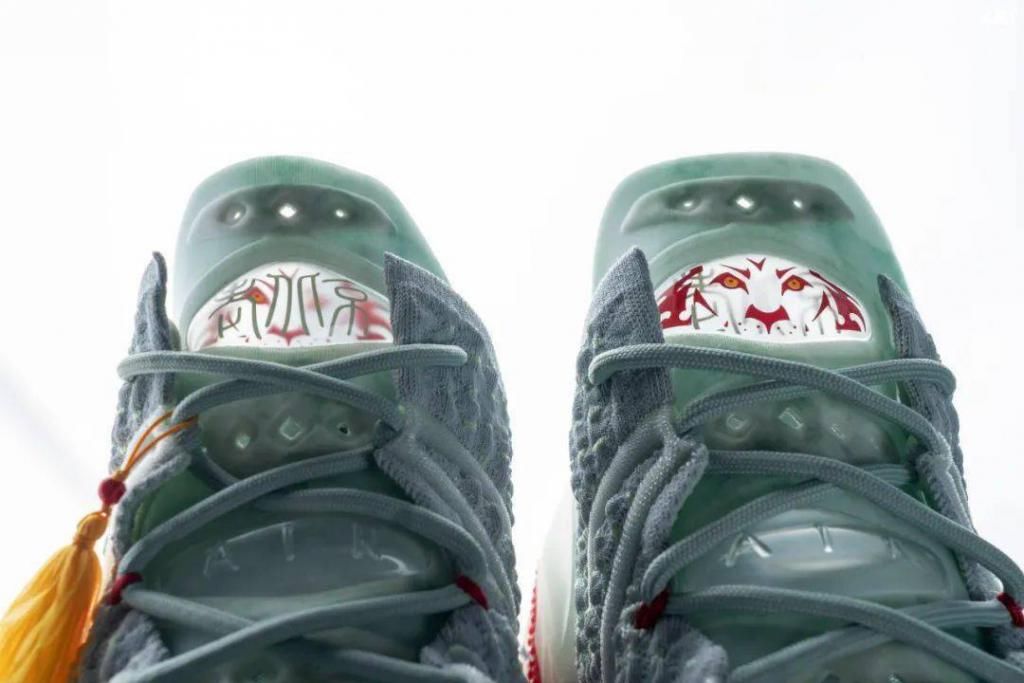 重回|为了重回王座，LeBron James 所需要的正是这双「玉玺」