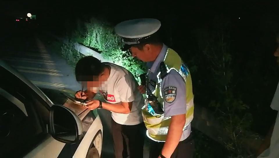  尿急|出租车司机尿急高速违停遭处罚，交警喊话：再急也要注意安全！