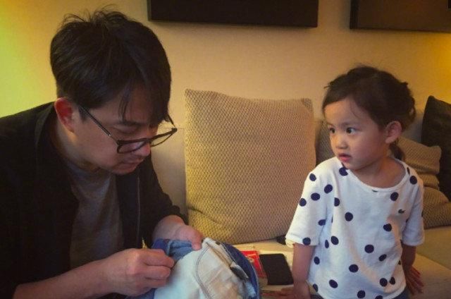  家务|黄磊儿子待遇差，昔日跟黄少艾出门自己坐，黄多多做家务还抱弟弟