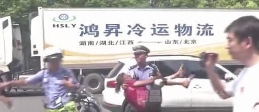 警车|无证女司机路边耍泼 交警“公主抱”送上警车