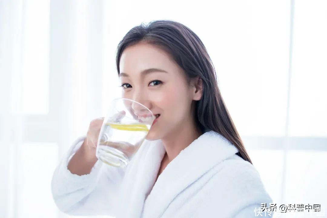 夏天喝柠檬水有什么好处(家人们，夏天尽情喝柠檬水吧！)