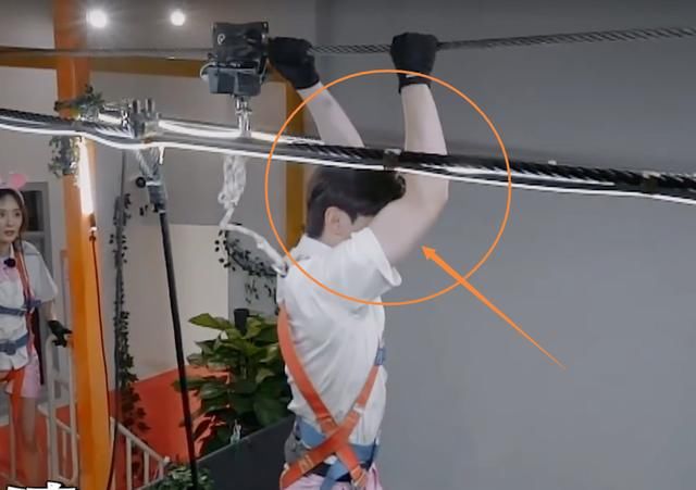 镜头|邓伦撸起袖子过铁索,镜头特写他的手臂,这肌肉线条我没看错吧