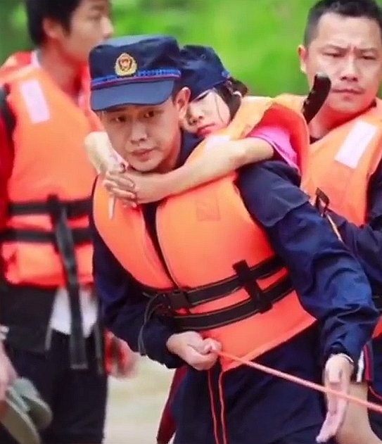 官兵|【青分享】多支部队的7000余名官兵正在第一线参加抗洪抢险任务