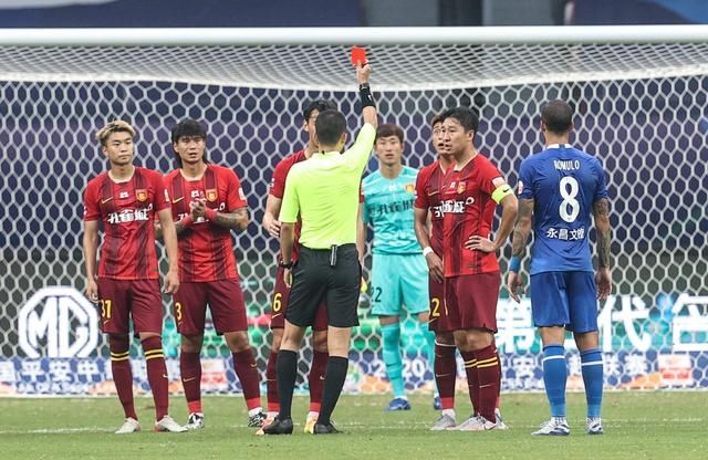  新华社记者|中超｜8黄1红场面火爆 “河北德比”华夏2:2永昌