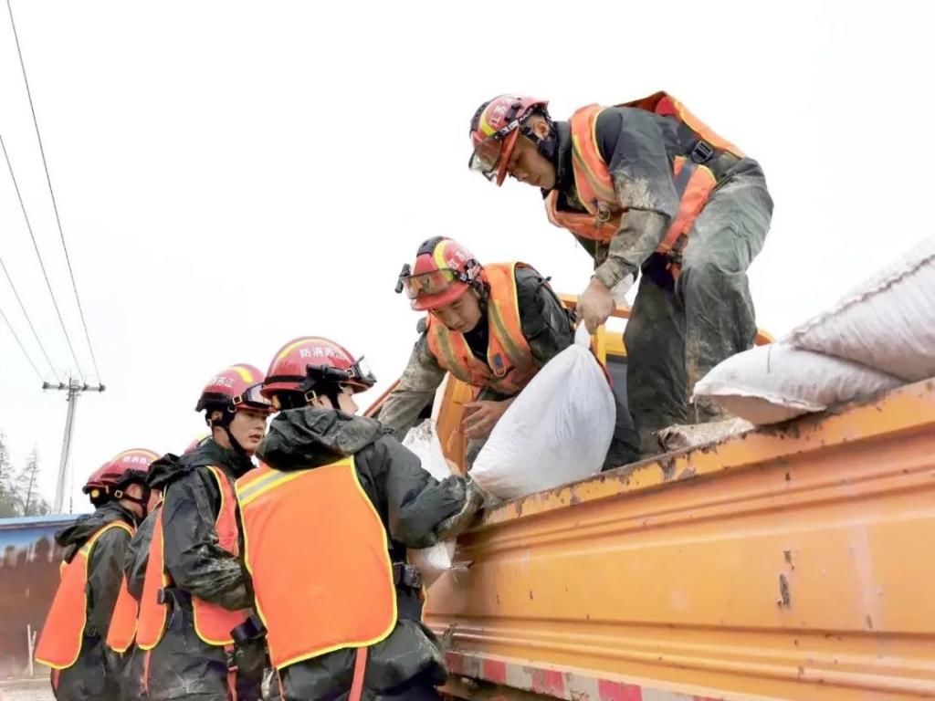  收下|【超燃】这组防汛图请收下！