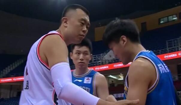  比赛|误伤他人怎么办？韩德君给CBA球员做出了表率，先关心一下对手